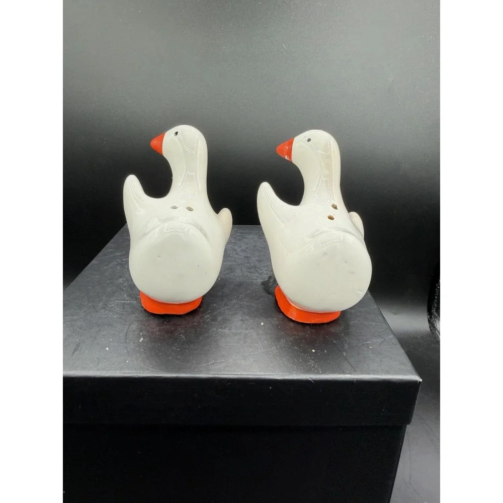Vintage Hugging Geese Salt & Pepper Shakers 🪿🤍 Ceramic Farmhouse Kitchen Decor